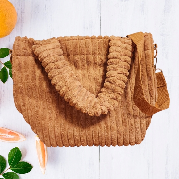 Small corduroy bag brown Color. Preloved. In great condition. - Picture 3 of 8